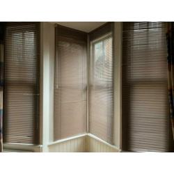 Luxaflex bruin 2 keer 249 bij 90 en 2 keer 249 bij 88