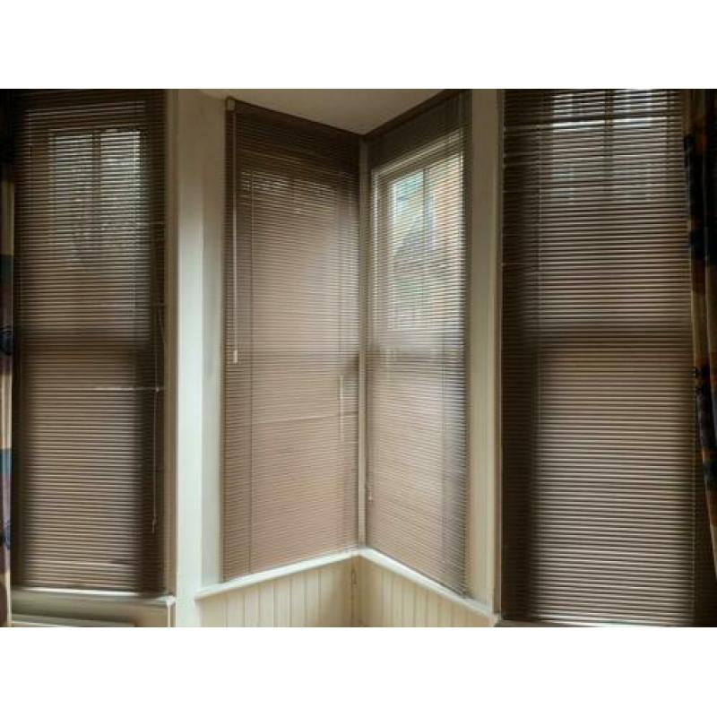 Luxaflex bruin 2 keer 249 bij 90 en 2 keer 249 bij 88