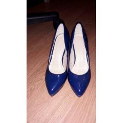 Shoenen / pumps. Kleuren blauw, zwart, rood