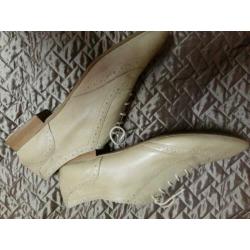 Beige broques damesschoen maat 42.