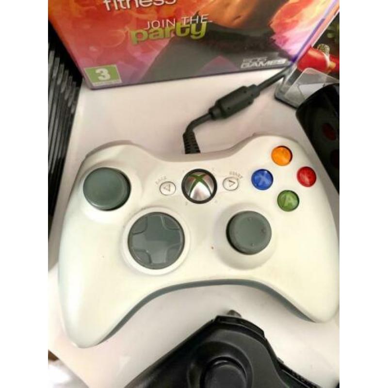 Xbox 360 met Kinect, 2 controllers en 2 spellen