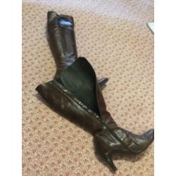 Prachtige leren bruine laars, hakhoogte 7 cm. Maat 42