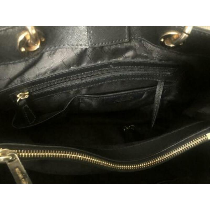 Zwarte michael kors tas model Cynthia