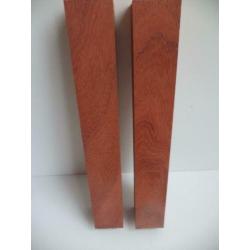 2 balkjes padoek draaiwerk handvaten geschaafd droog hout
