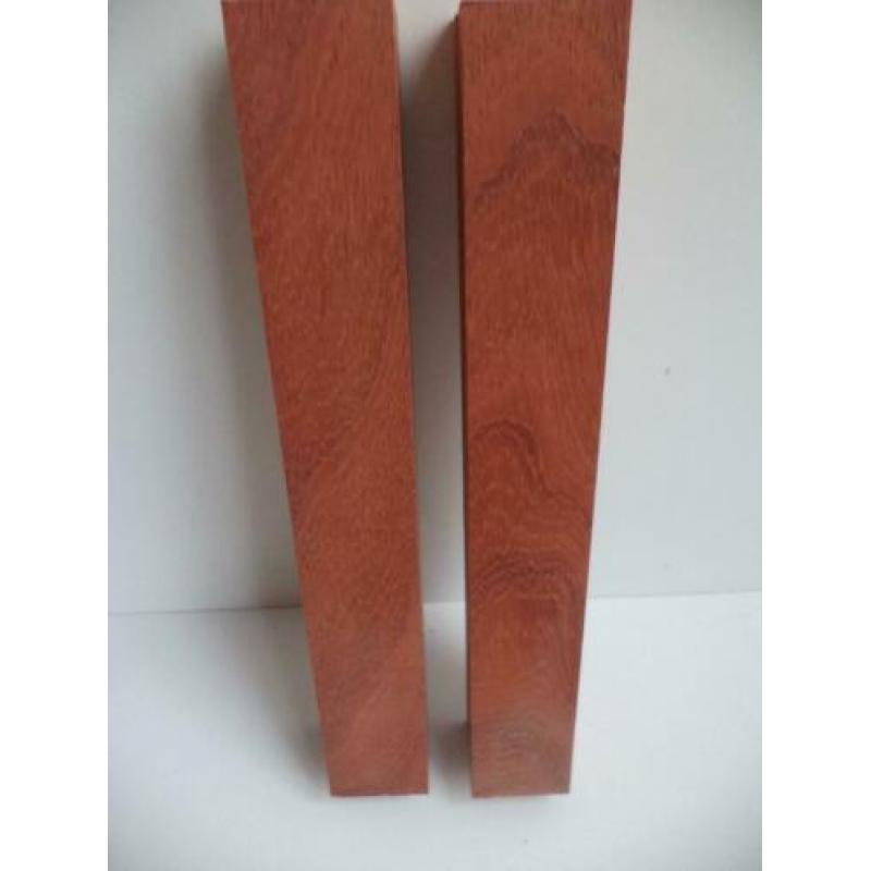 2 balkjes padoek draaiwerk handvaten geschaafd droog hout