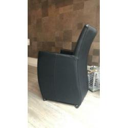 4 lederen eetkamer stoelen kuipjes zwart leren
