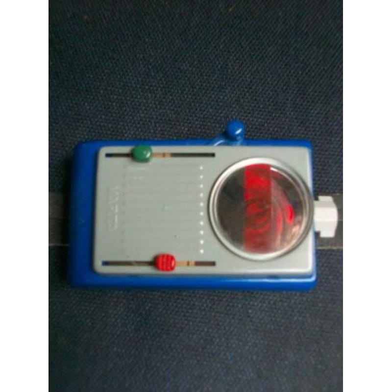 Platte zaklamp, met rood/groen filter en lederen ophanglusse