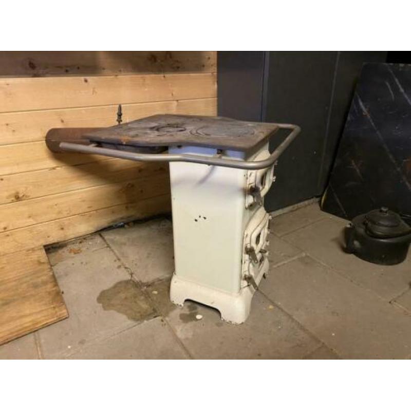 Antieke kachel te koop met buizen en theepot