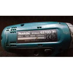 Makita accu boormachine met lader en koffer zonder accu’s.