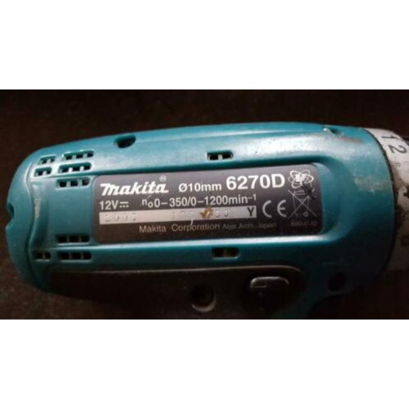 Makita accu boormachine met lader en koffer zonder accu’s.
