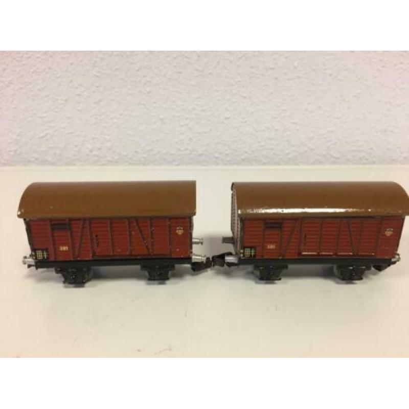 2 Märklin 381 goederenwagons jaren 30