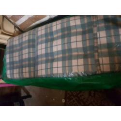 Gratis af te halen 14 stapelstoelen wit