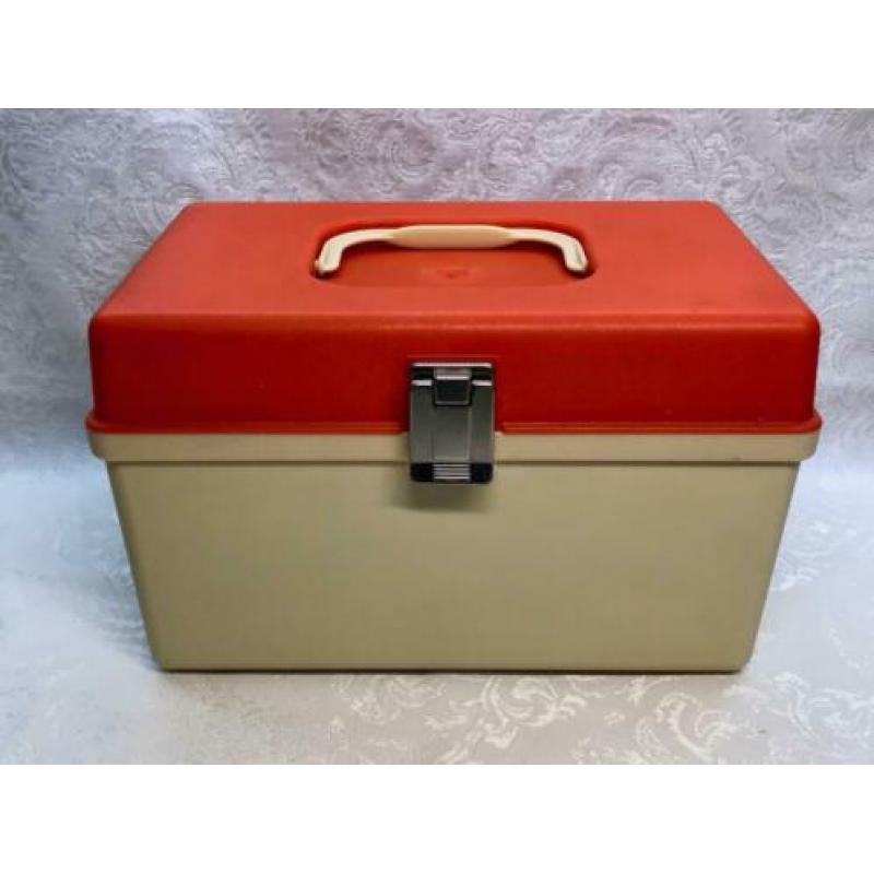 Vintage Curver Naaibox met inhoud.