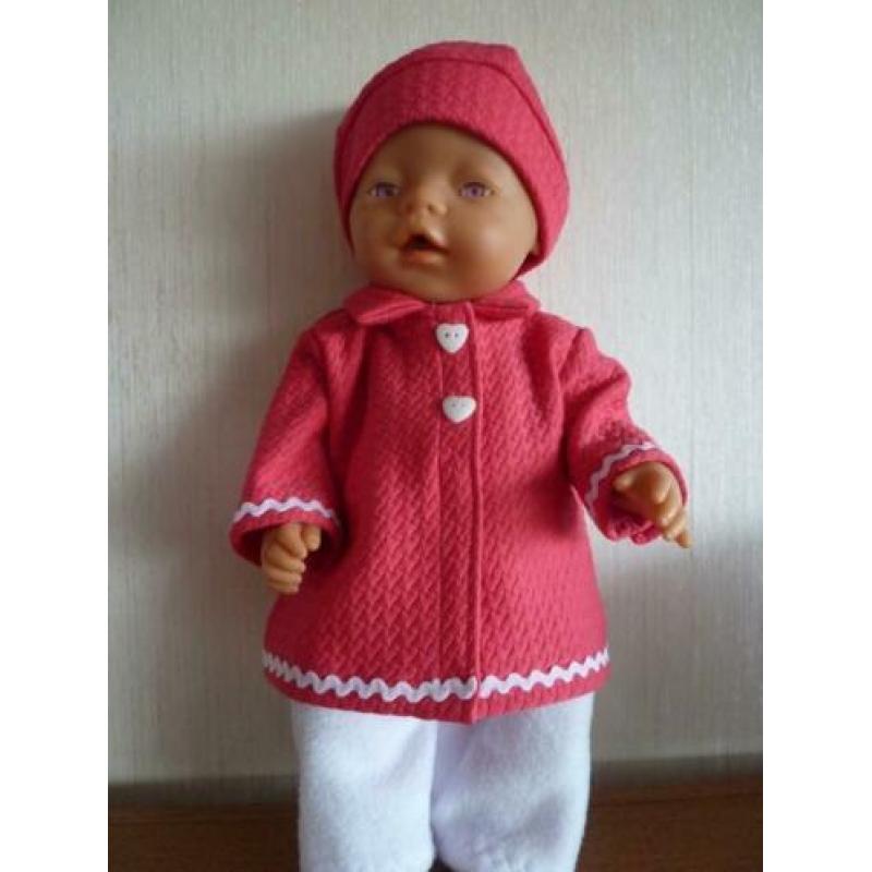 Jasje met een muts of cupuchon +lange broek voor de baby pop