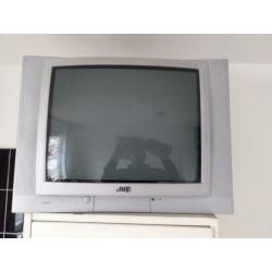 Jvc tv met afstandbediening.