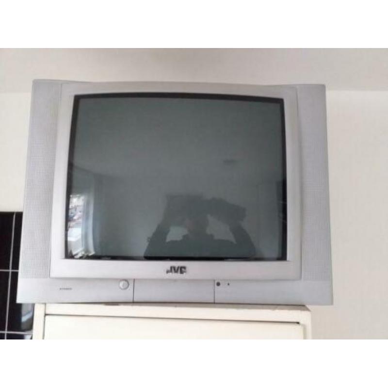 Jvc tv met afstandbediening.