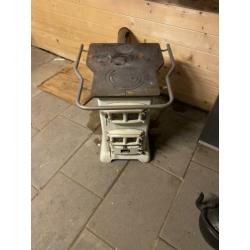 Antieke kachel te koop met buizen en theepot