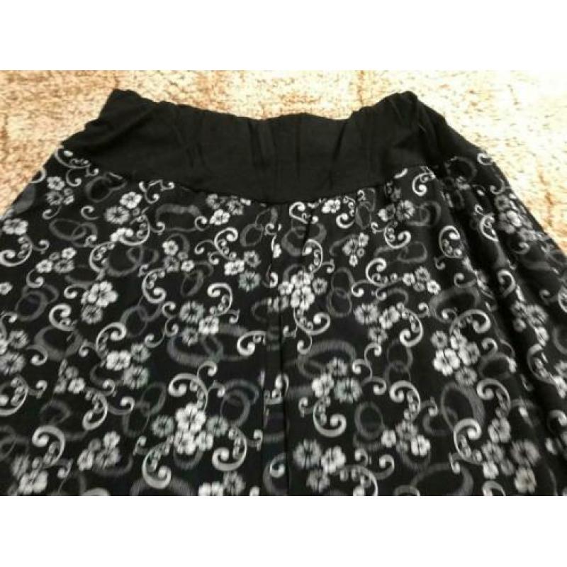 Rok maat 38.85 Cm lang, taille 30 cm rekbaar naar 55 cm