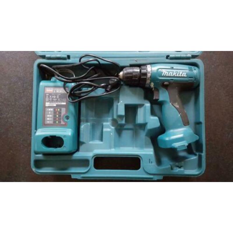 Makita accu boormachine met lader en koffer zonder accu’s.
