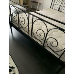 Zwart ijzeren 2 persoons bed