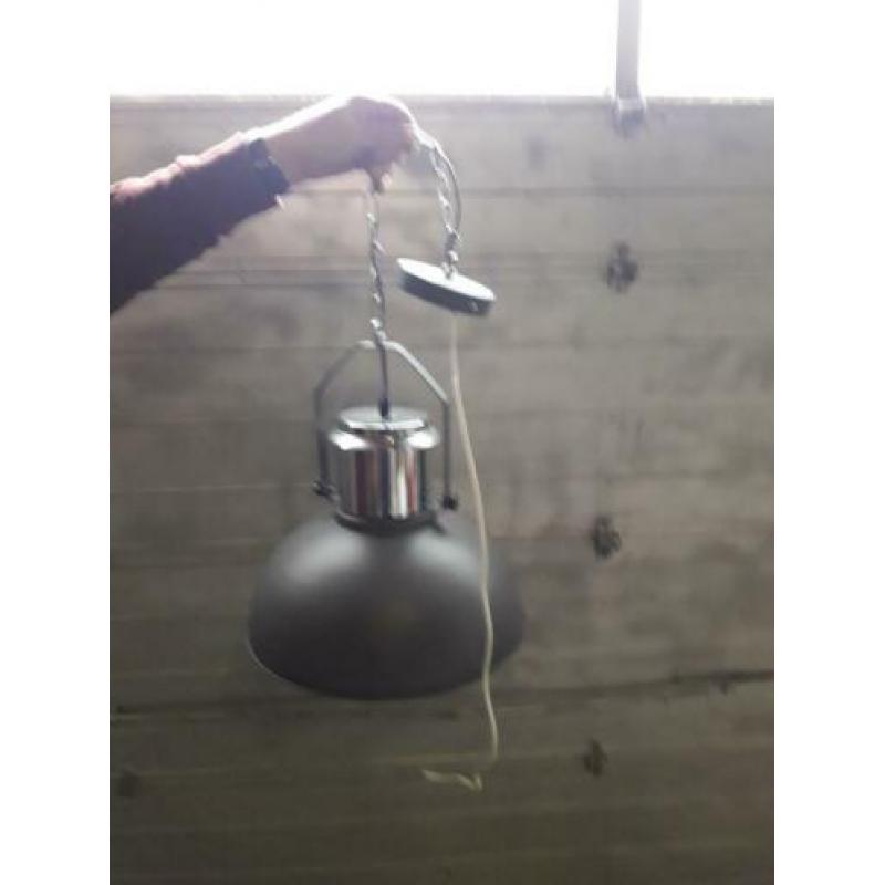 2 mooie industriele hanglampen