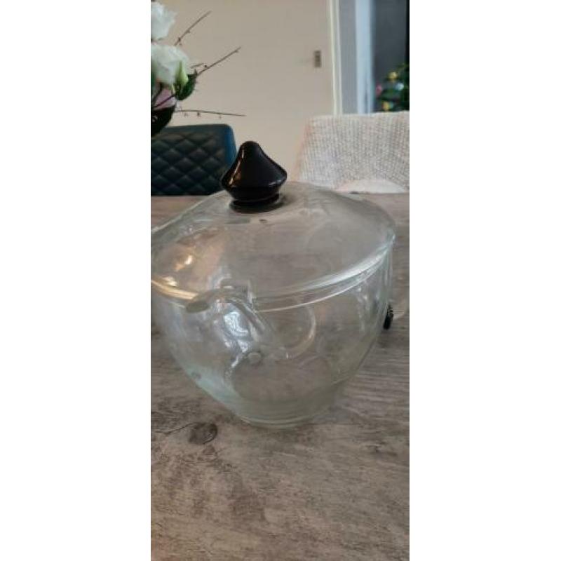 Bowl set met 12 glazen het is oud