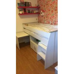 Half hoogslaper wit, met buro