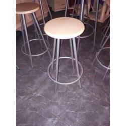 8 barkrukken met statafel / hangtafel in 1 koop weg