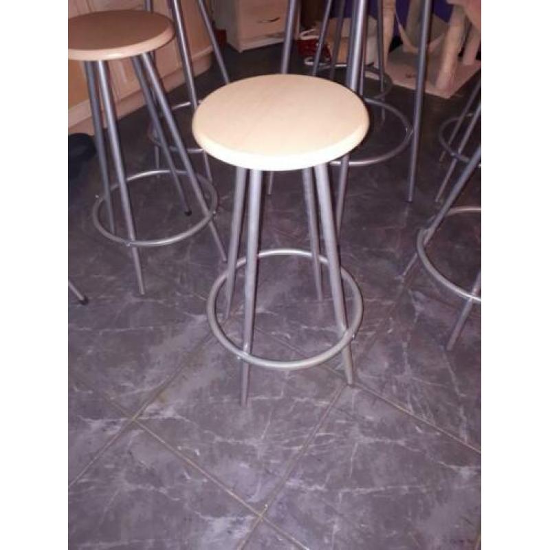 8 barkrukken met statafel / hangtafel in 1 koop weg