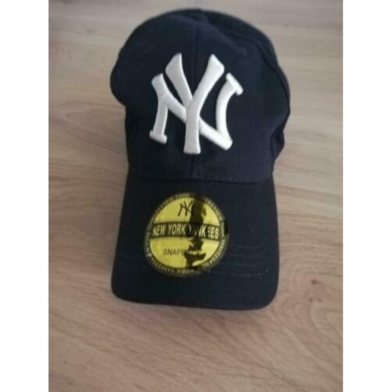New York snapback pet zwart gouden lettets nieuw