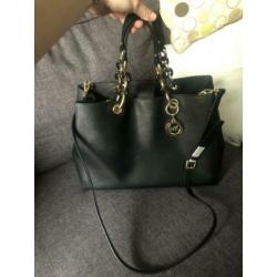Zwarte michael kors tas model Cynthia