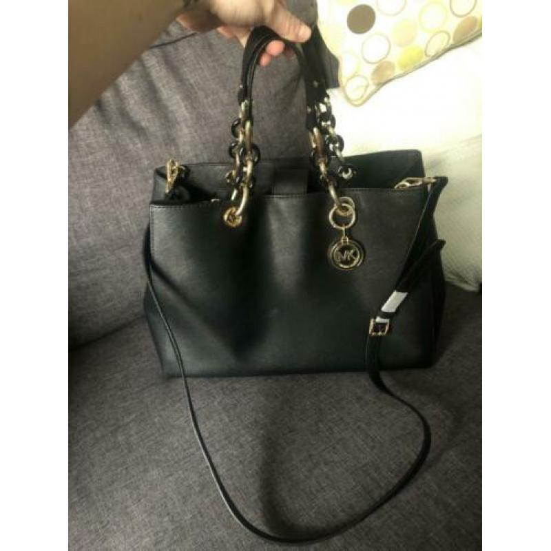 Zwarte michael kors tas model Cynthia