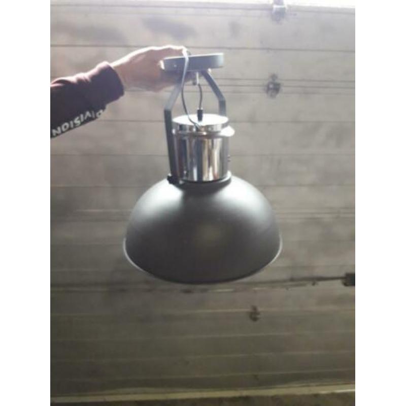 2 mooie industriele hanglampen