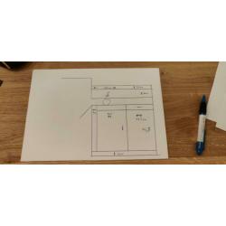 Nette keuken met bijbehorende apparatuur