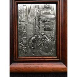 Beeld met Gravures uit zilvertin,vintage
