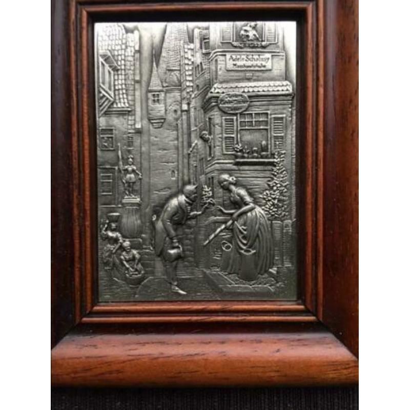 Beeld met Gravures uit zilvertin,vintage