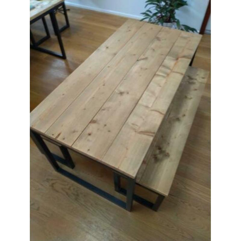 Steigerhouten tafels en banken voor binnen of buiten.