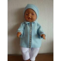 Jasje met een muts of cupuchon +lange broek voor de baby pop