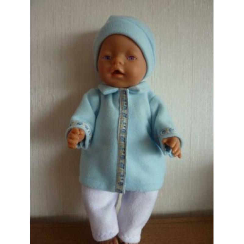 Jasje met een muts of cupuchon +lange broek voor de baby pop