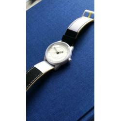 Q & Q horloge met zonnecel, mooi bewerkte band, twee kleuren