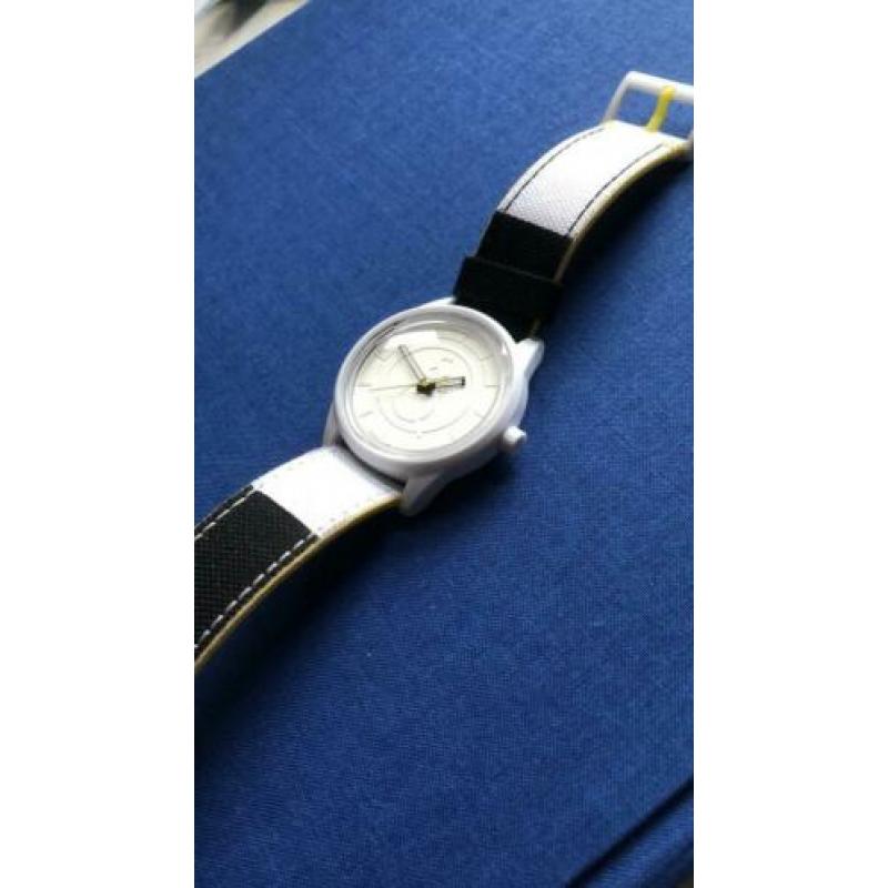 Q & Q horloge met zonnecel, mooi bewerkte band, twee kleuren