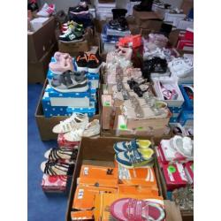 Restpartij 330 paar nieuwe dames en kinder schoenen