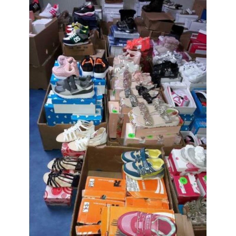 Restpartij 330 paar nieuwe dames en kinder schoenen