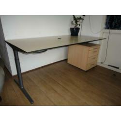 Elektrische verstelbare Ahrend bureau - incl ladeblok