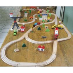 Grote houten trein set Brio Eichhorn 110 delig met haven