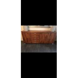 Eethoek met 6 leren stoelen dressoir kast twee tafeltjes
