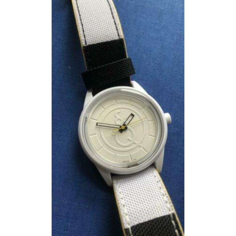 Q & Q horloge met zonnecel, mooi bewerkte band, twee kleuren