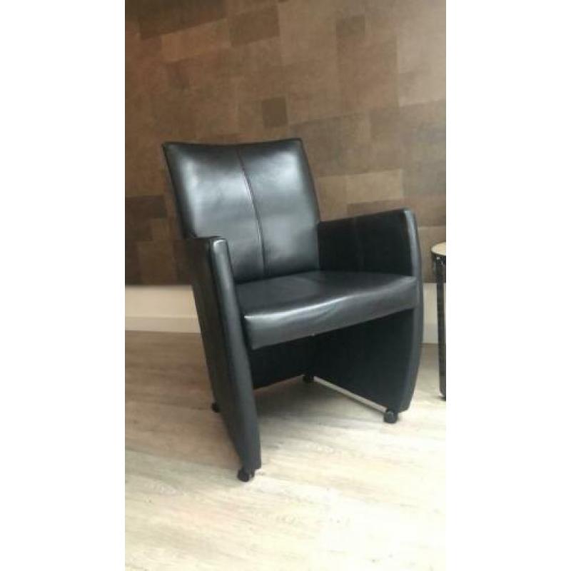 4 lederen eetkamer stoelen kuipjes zwart leren