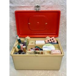 Vintage Curver Naaibox met inhoud.