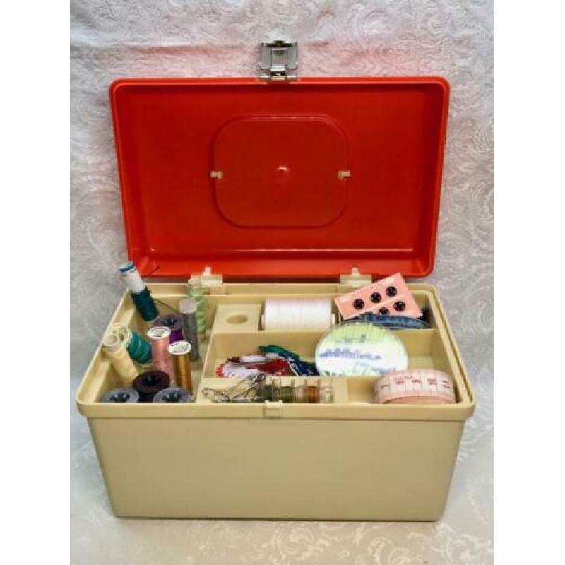 Vintage Curver Naaibox met inhoud.